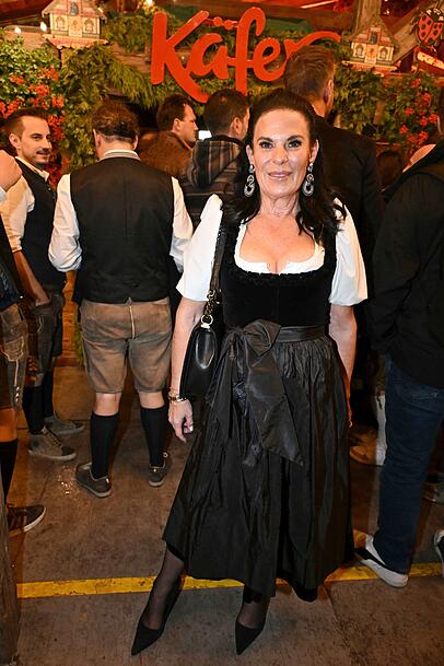 Styling-Profi Oliver Rauh: "Am Wochenende darf auch das schwarze Dirndl wieder rausgeholt werden. Das Dekolleté feiert definitiv ein Comeback." Styling-Profi Oliver Rauh: "Am Wochenende darf auch das schwarze Dirndl wieder rausgeholt werden. Das Dekolleté feiert definitiv ein Comeback."