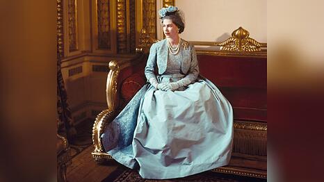 Eine neue Ausstellung zeigt über 200 Kleidungsstücke Queen Elizabeth II.