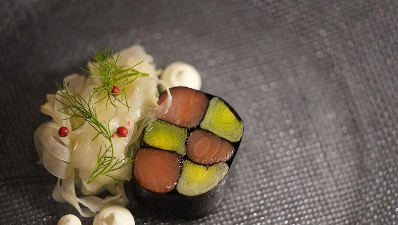 Erster Gang: Roh marinierter Lachs und Lauch im Nori-Blatt, Fenchel