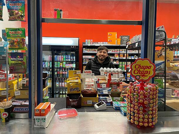 Der Kiosk hat wieder auf: Ali Dosti (27) betreibt mit einem Kumpel den Kiosk am U-Bahnhof Gro&szlig;hadern.