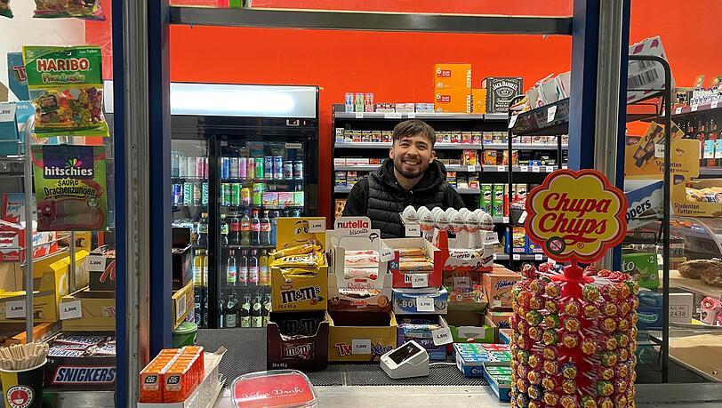 Der Kiosk hat wieder auf: Ali Dosti (27) betreibt mit einem Kumpel den Kiosk am U-Bahnhof Gro&szlig;hadern.