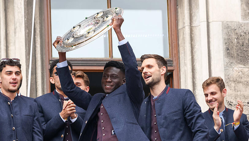 Bayern-Juwel Bara Sapoko Ndiaye durfte die Meisterschale schon auf dem Balkon des Münchner Rathauses in die Luft strecken. Bayern-Juwel Bara Sapoko Ndiaye durfte die Meisterschale schon auf dem Balkon des Münchner Rathauses in die Luft strecken.