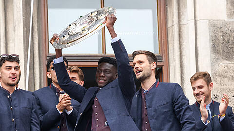Bayern-Juwel Bara Sapoko Ndiaye durfte die Meisterschale schon auf dem Balkon des M&uuml;nchner Rathauses in die Luft strecken.