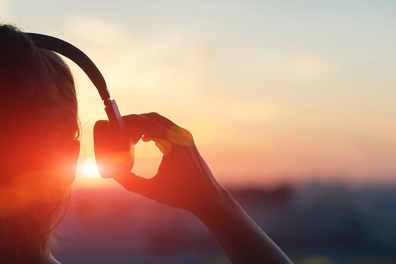 Zur&uuml;ck zur Sonne: Wie eingangs erz&auml;hlt, bestimmt diese den Tag-Nacht-Rhythmus und damit auch unsere innere Uhr: Schon gegen 21 Uhr sch&uuml;ttet der menschliche K&ouml;rper deshalb das Schlafhormon Melatonin aus, wodurch wir langsam runterfahren.