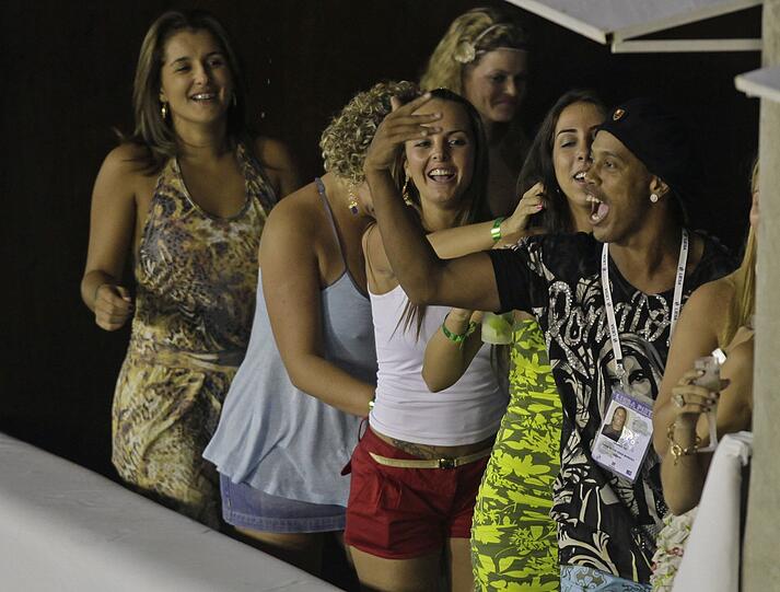 Nackte Haut, Samba und bunte Farben: Promis amüsieren sich in Rio. Mit dabei: Pamela Anderson, Gisele Bündchen, Fußball-Star Ronaldinho und Schauspieler Jude Law