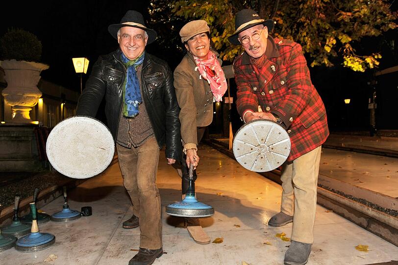 Dr. Axel Munz, Otto Retzer und Frau Shirley bei der 7. Angermaier Eisstock-WM in Tracht im Biergarten des Park Café München in München am 19.11.2013.