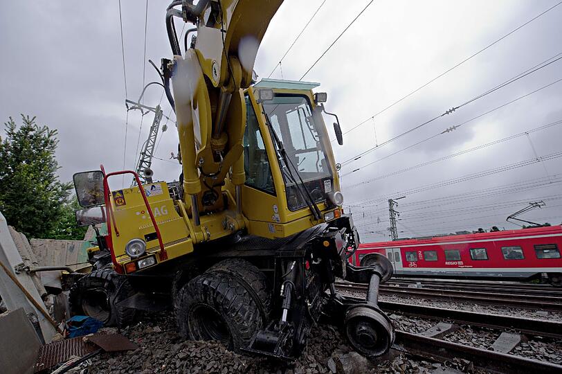 Eine S-Bahn ist in Olching gegen einen Bagger bzw. gegen eine Baggerschaufel gekracht: Die Bilder vom Unfall und vom Verkehrschaos.