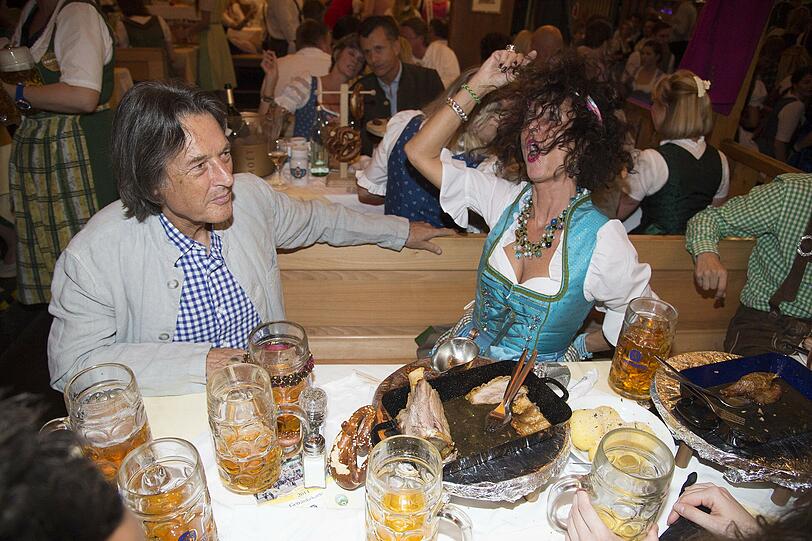 Beste Laune im Schützenzelt: Hans-Wilhelm Müller-Wohlfahrt und seine Frau Karin.