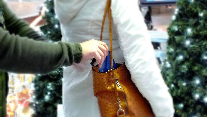 Vor allem in der hektischen Vorweihnachtszeit treiben die Taschendiebe ihr Unwesen in der Innenstadt. (Symbolbild) Vor allem in der hektischen Vorweihnachtszeit treiben die Taschendiebe ihr Unwesen in der Innenstadt. (Symbolbild)