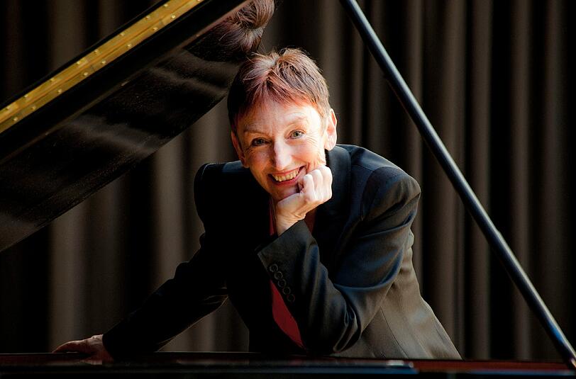 Die schottische Pianistin Elizabeth Hopkins führt heute Abend durch das Programm.