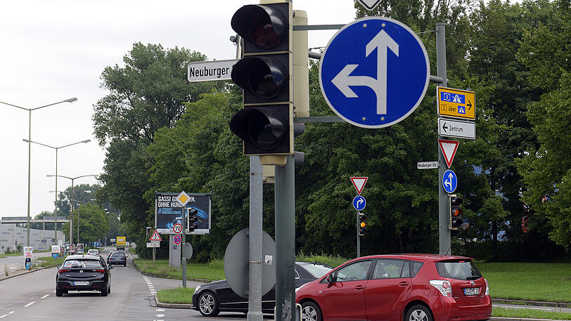 Eine Ampel ist in Augsburg am Freitag ausgefallen. Nach einem Gewitter fielen in der gesamten Innenstadt zahlreiche Ampeln aus.