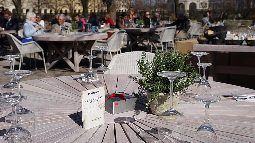 Bei strahlendem Sonnenschein und milden Temperaturen hat am Freitag der Tambosi-Biergarten eröffnet. Die Bilder.