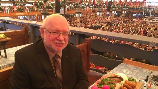 Kämmerer Ernst Wolowicz (65), der in den Ruhestand geht, zum letzten Mal in der Ratsboxe: "Ich bin schon ein bissl nostalgisch, nach fast 25 Jahren hier oben." Kämmerer Ernst Wolowicz (65), der in den Ruhestand geht, zum letzten Mal in der Ratsboxe: "Ich bin schon ein bissl nostalgisch, nach fast 25 Jahren hier oben."