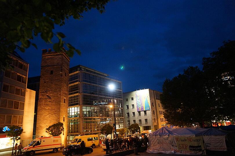 Polizisten und Notärzte stehen um das Camp am Rindermarkt. Seit Dienstag trinken die Protestierenden nichts mehr.