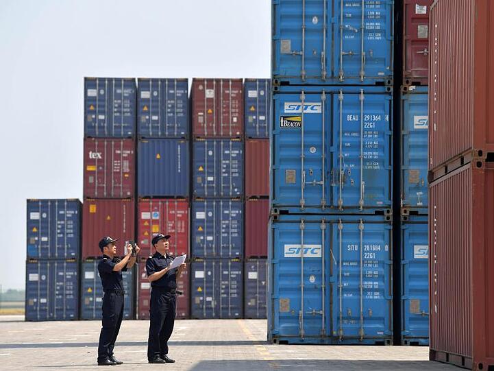 Zollbeamte inspizieren Container im Longtougang Port in Nanchang City.