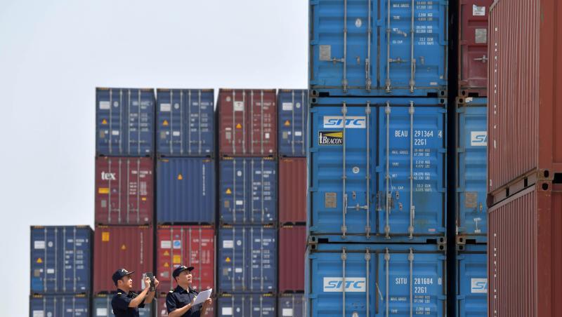 Zollbeamte inspizieren Container im Longtougang Port in Nanchang City. Zollbeamte inspizieren Container im Longtougang Port in Nanchang City.