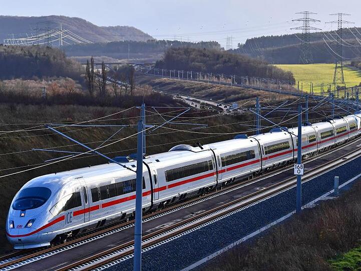 Die Bahn wirbt damit, dass eine Fahrt von Berlin nach München weniger als vier Stunden dauert.