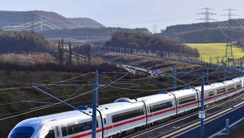 Die Bahn wirbt damit, dass eine Fahrt von Berlin nach München weniger als vier Stunden dauert. Die Bahn wirbt damit, dass eine Fahrt von Berlin nach München weniger als vier Stunden dauert.