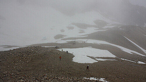 Zugspitze im dichten Nebel - der Reiz des Wetterumschwungs. Zugspitze im dichten Nebel - der Reiz des Wetterumschwungs.