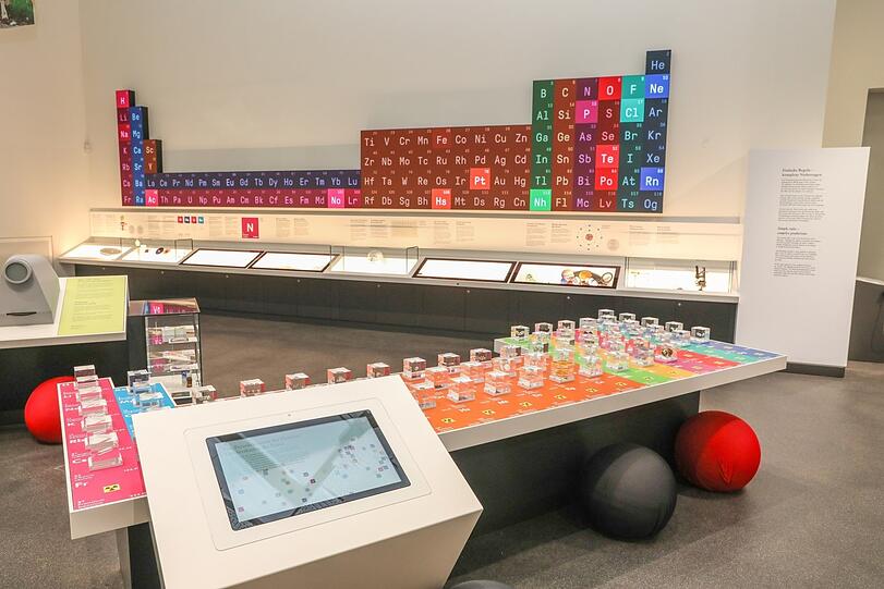 Ziel von Museumsvandalen: Die verschraubten Plexiglaswürfel wurden herausgerissen. Mittlerweile ist alles wieder repariert.