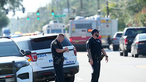 Polizeibeamte aus Jacksonville sperren den Tatort ab.