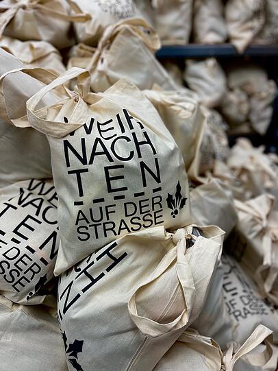 Der Verein Thrive International e.V. verteilt vor Weihnachten Geschenktaschen an Münchner Obdachlose. Der Verein Thrive International e.V. verteilt vor Weihnachten Geschenktaschen an Münchner Obdachlose.