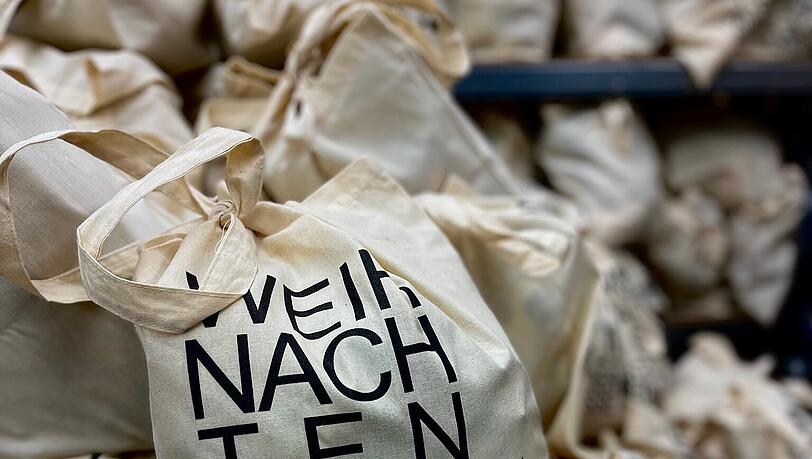 Der Verein Thrive International e.V. verteilt vor Weihnachten Geschenktaschen an Münchner Obdachlose.