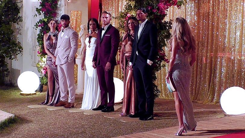 Im Finale bei "Love Island VIP" standen Yeliz und Leandro, Chiara und Patrick sowie Sophie und Yasin vor Sylvie Meis (v.l.n.r.).
