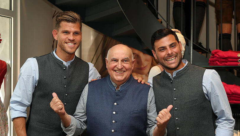 Angermaier-Chef Axel Munz (Mitte) bei der Wiesn-Einkleidung des TSV 1860 Anfang September 2025 mit Florian Niederlechner (l.), den er auch am Mittwoch treffen wird, und Kevin Volland, der inzwischen f&uuml;r den FC Thalhofen spielt.