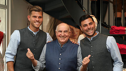 Angermaier-Chef Axel Munz (Mitte) bei der Wiesn-Einkleidung des TSV 1860 Anfang September 2025 mit Florian Niederlechner (l.), den er auch am Mittwoch treffen wird, und Kevin Volland, der inzwischen f&uuml;r den FC Thalhofen spielt.