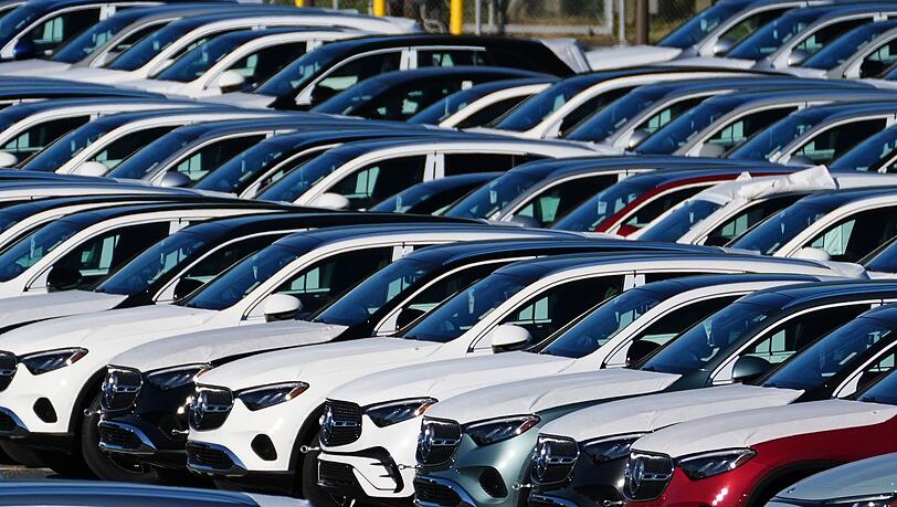 Mit hohen Kosten und einem schlechten China-Geschäft begründet der Autohersteller die Prognose. (Symbolbild) Mit hohen Kosten und einem schlechten China-Geschäft begründet der Autohersteller die Prognose. (Symbolbild)