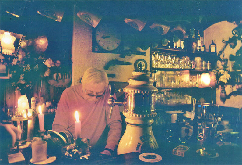 Der Dino der Wirte: Der Herrscher hier ist Jahrgang 1933 und steht seit 1970 hinterm Tresen im &bdquo;Grandauer Fassl&ldquo; (Freibadstraße 6). Das Stüberl ist voller Bayernkitsch, inklusive eines &bdquo;Almhütten&ldquo;-Daches, das ein Spezl des Wirts, der bei den Bavaria Filmstudios arbeitete, gebastelt hat. Nachts findet ein Schönheitswettbewerb statt, die Damen sind die Jury, und der Gewinner bekommt einen Hausschnaps &bdquo;verträumte Marille&ldquo; spendiert. Autor Max Bildhauer allerdings macht sich Sorgen. &bdquo;Zuletzt hing ein Schild da: vorübergehend geschlossen. Hoffentlich ist dem Wirt nix passiert.&ldquo;