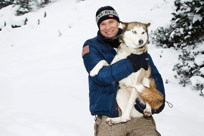 Herzig: Bernhard Bettermann hat den Hund gleich ins Herz geschlossen. (4. Tirol Cross Mountain in Kühtai)