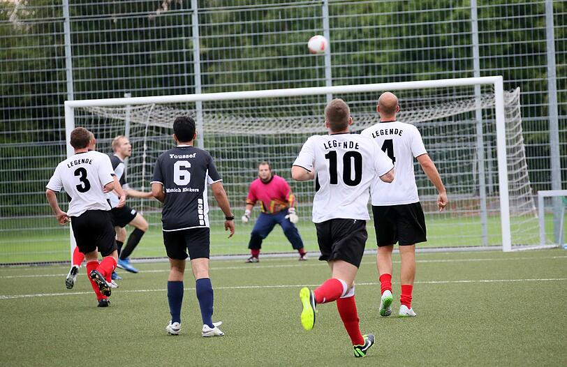 Die Bolzplatzlegenden, hier in den weißen Trikots, haben das Turnier im Jahr 2011 gewonnen. Jetzt scheitern sie an den Munich Kickers.