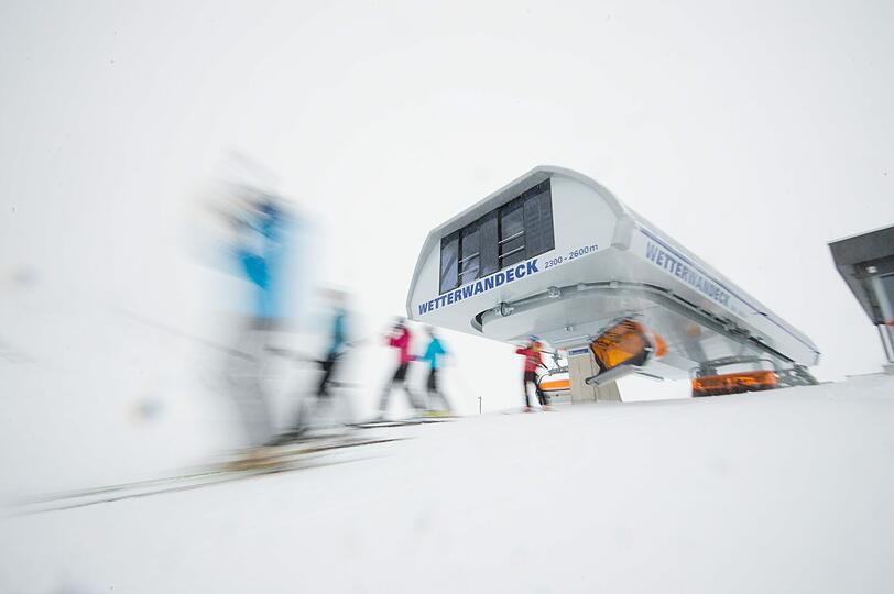 Endlich hat das Warten ein Ende: Die Ski-Saison in Bayern hat begonnen. Schon am ersten Wochenende tummelten sich rund 1.000 Wintersport-Fans allein auf der Zugspitze.