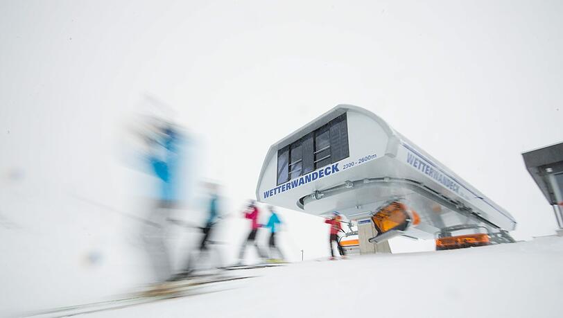 Endlich hat das Warten ein Ende: Die Ski-Saison in Bayern hat begonnen. Schon am ersten Wochenende tummelten sich rund 1.000 Wintersport-Fans allein auf der Zugspitze. Endlich hat das Warten ein Ende: Die Ski-Saison in Bayern hat begonnen. Schon am ersten Wochenende tummelten sich rund 1.000 Wintersport-Fans allein auf der Zugspitze.