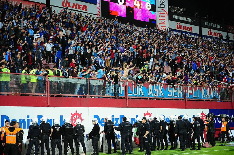 Brutaler Angriff auf einen Schiedsrichter: Nach Fan-Krawallen wurde die Partie in Trabzon kurz vor Schluss abgebrochen. Die Bilder