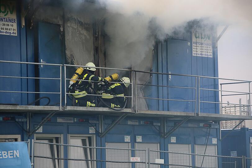 Ein Wohncontainer explodiert in Obertaufkirchen. Nach einem lauten Knall lodern die Flammen. Hier die Bilder.