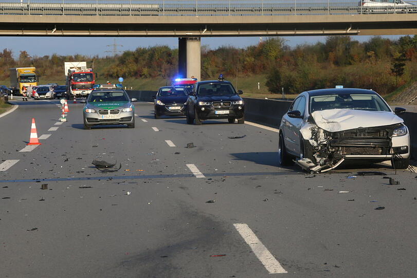 Der VW Passat konnte nicht mehr rechtzeitig bremsen und krachte in den Audi. Die A94 war nach dem Unfall kurzzeitig gesperrt.