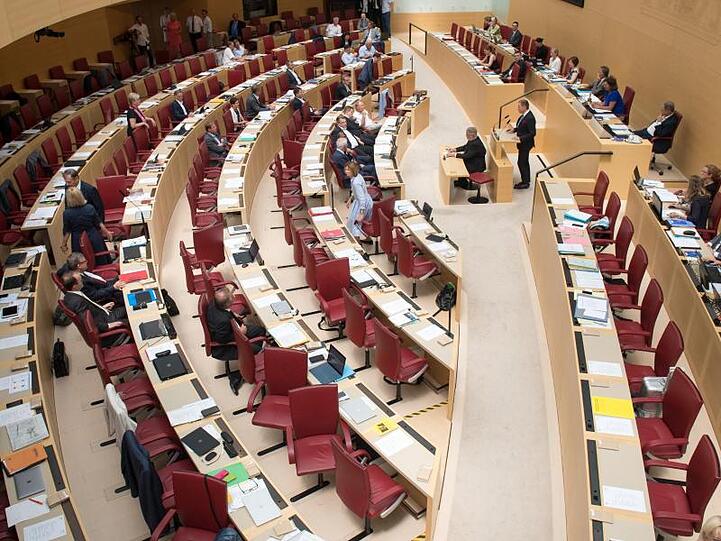 Der Plenarsaal des bayerischen Landtags. Foto: Tobias Hase/dpa