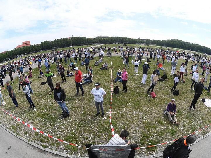 Teilnehmer einer Demonstrationen gegen die Anti-Corona-Maßnahmen auf der Theresienwiese. Foto: Felix Hörhager/dpa