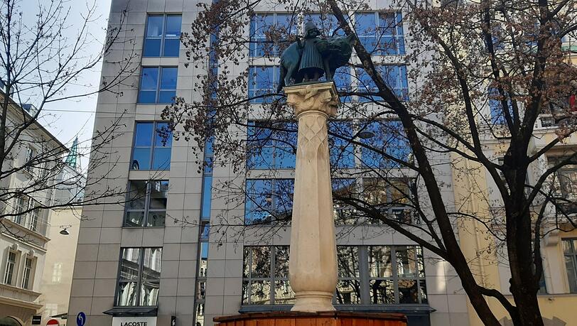 Rotkäppchen trotzt dem bösen Wolf mitten in München. Rotkäppchen trotzt dem bösen Wolf mitten in München.