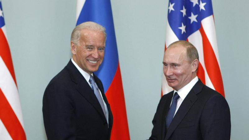 Joe Biden (l), damaliger Vizepräsident der USA, gibt Wladimir Putin, Präsident von Russland, die Hand. Der russische Präsident hat einem Gipfeltreffen mit seinem US-Kollegen zugestimmt.