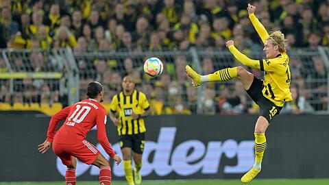 Bayern Münchens Leroy Sané (l) und Dortmunds Julian Brandt kämpfen um den Ball.