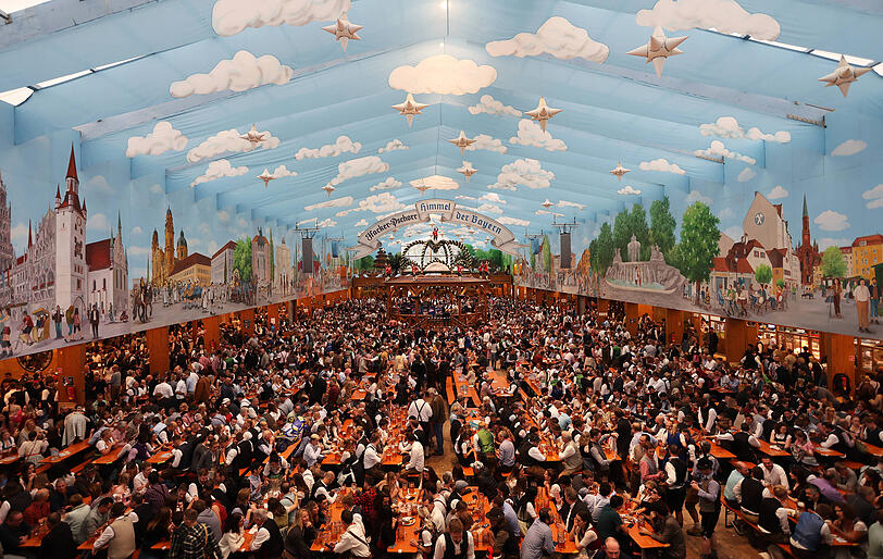 Das Hacker-Festzelt trägt aufgrund des hellblauen Stoffs, mit dem die Dachkonstruktion verkleidet ist, auch den Namen "Himmel der Bayern".  Das Hacker-Festzelt ist meist eines der ersten Zelte, die auf dem Oktoberfest dicht sind.