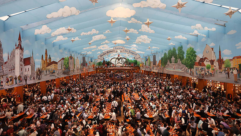 Das Hacker-Festzelt trägt aufgrund des hellblauen Stoffs, mit dem die Dachkonstruktion verkleidet ist, auch den Namen "Himmel der Bayern".  Das Hacker-Festzelt ist meist eines der ersten Zelte, die auf dem Oktoberfest dicht sind.