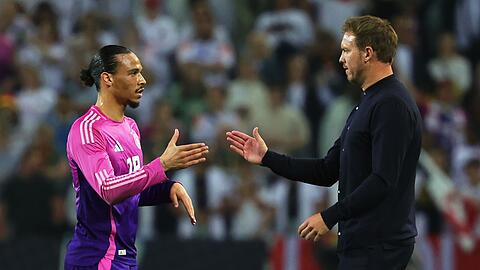 Leroy Sané (l) und Julian Nagelsmann klatschen nach einem Spiel ab. (Archivbild) Leroy Sané (l) und Julian Nagelsmann klatschen nach einem Spiel ab. (Archivbild)