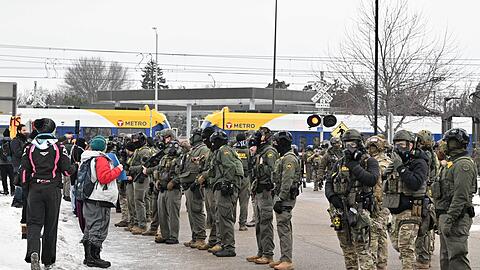 Protestierende stehen einen Tag nach dem Vorfall ICE-Beamten in Minneapolis gegen&uuml;ber.