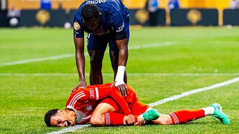 Der Schockmoment: Jamal Musiala liegt bei der Club-WM schwer verletzt auf dem Rasen. (Archivbild)