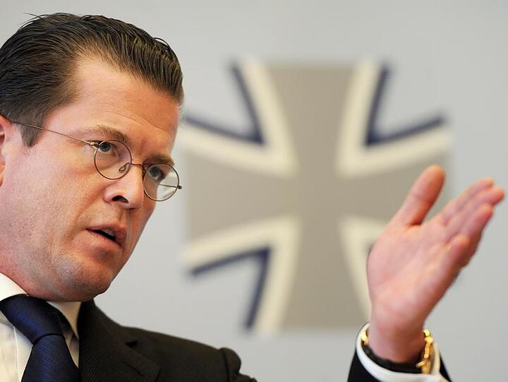 Gleich drei Affären in der Bundeswehr belasten derzeit den Verteidigungsminister zu Guttenberg.